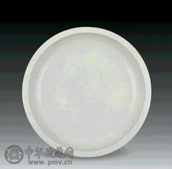 清乾隆 白釉暗刻一束莲纹大盘