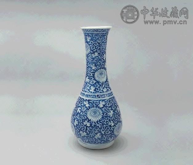 清初 青花缠枝菊纹胆瓶