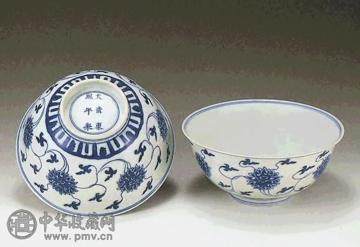 清康熙時代 【大清康熙年製】在銘 染付 青花纏枝花卉文碗　梔子花 (E-53) An Impressive Chinese Blue and White Porcelain Hu Vase, Qing