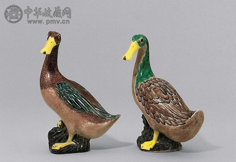 乾隆及十九世纪前期 粉彩堆塑鸭摆件(2件)
