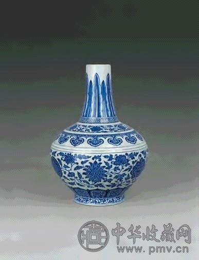 清乾隆 青花缠枝花卉赏瓶