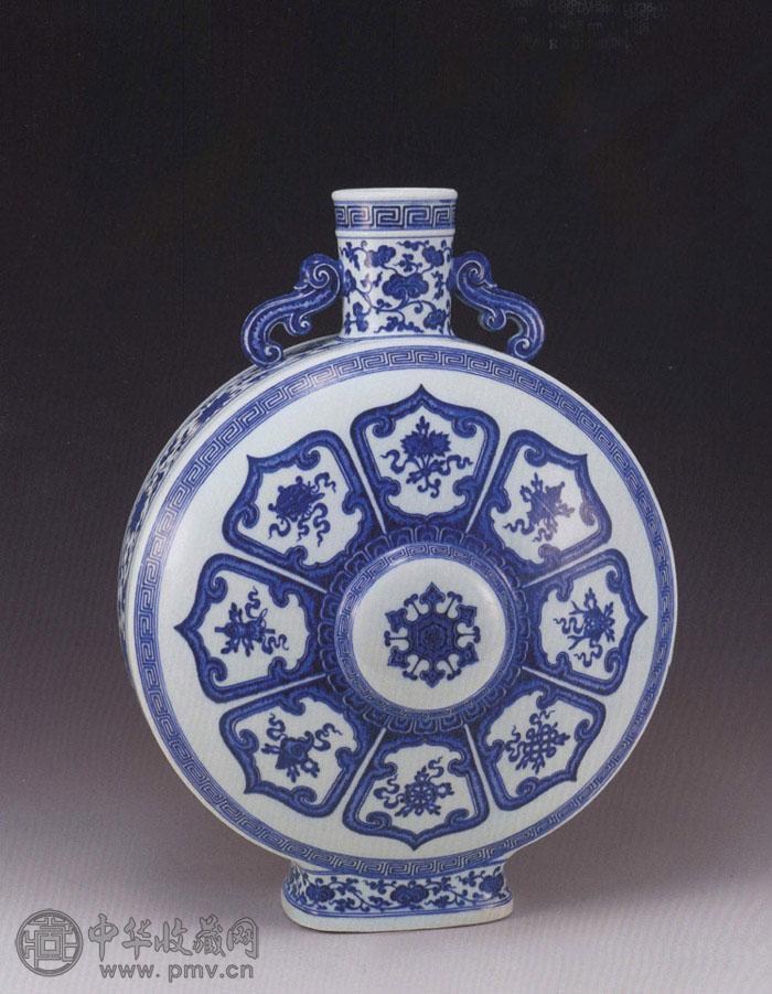 清乾隆 青花八宝纹抱月瓶