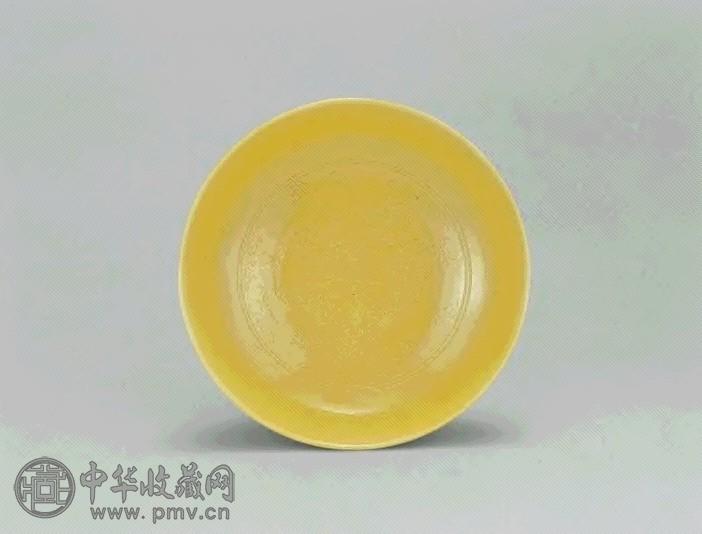 清道光 黄釉暗刻龙纹盘