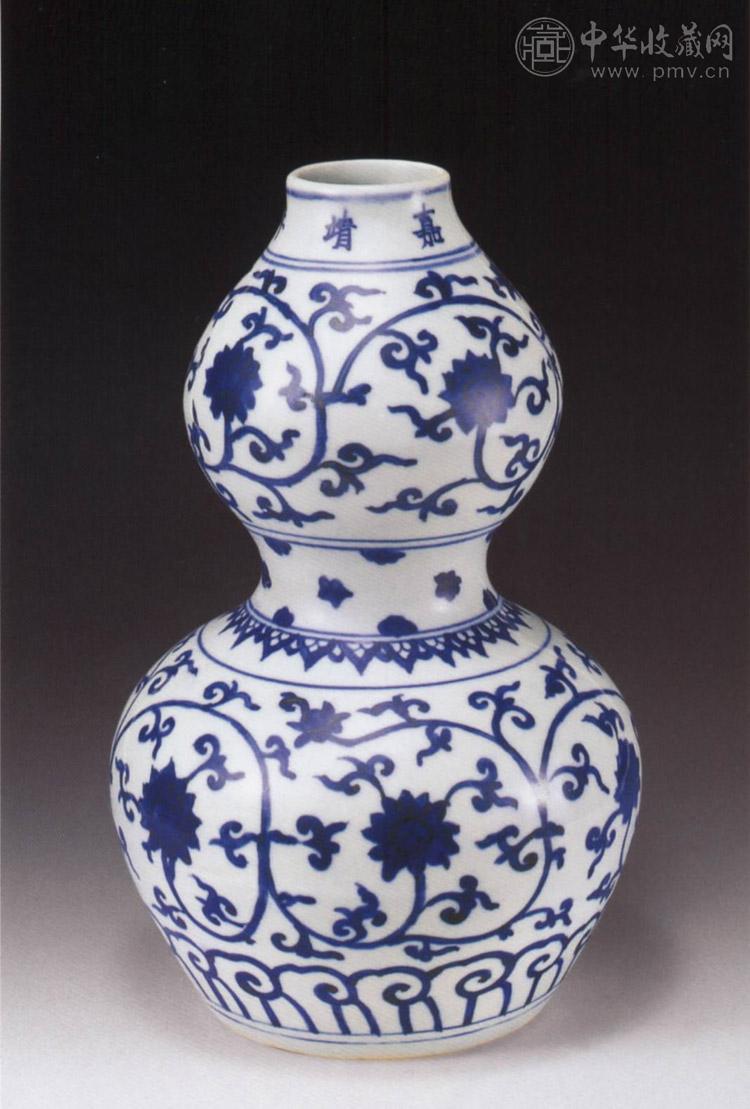 明嘉靖 青花缠枝花卉葫芦瓶