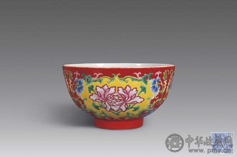 清道光 珊瑚红地粉彩牡丹纹碗