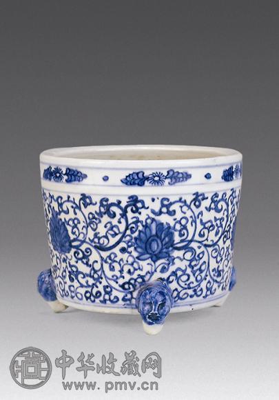 清 青花缠枝花卉纹三足炉