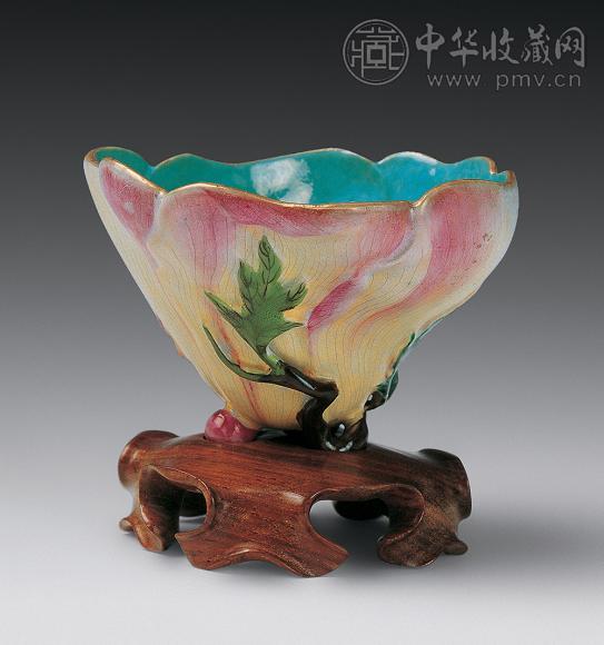 清 粉彩桃叶形杯
