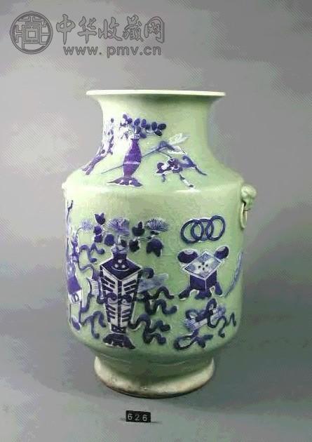 清道光 豆青青花博古狮耳瓶