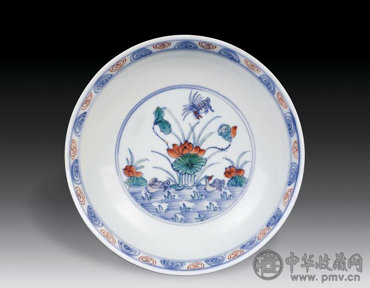 清雍正 斗彩莲池鸳鸯盘