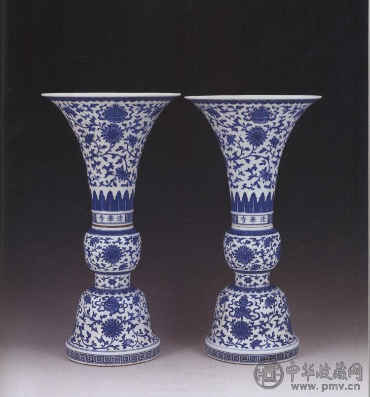 清乾隆 青花缠枝花卉八宝纹花觚(2件)