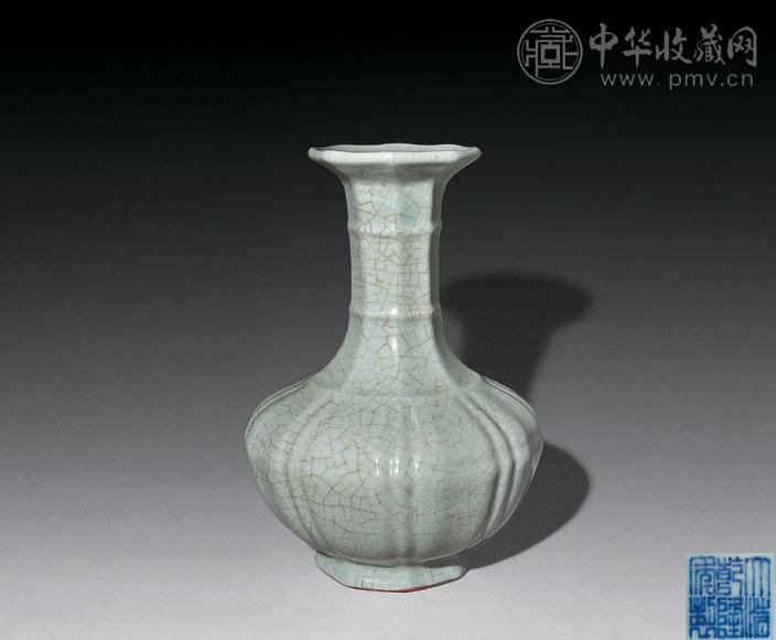 清乾隆 仿汝釉弦纹侈口瓶