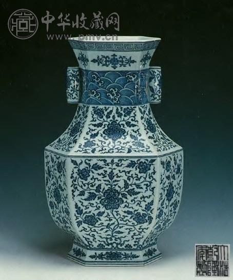 乾隆 青花缠枝西蕃莲纹六角贯耳方瓶