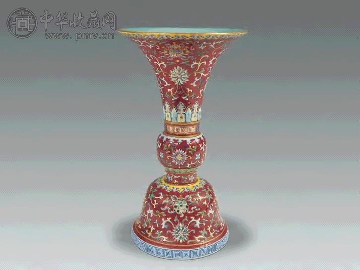 清嘉庆 珊瑚红地缠枝莲花觚