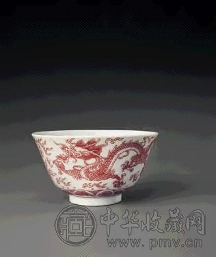 清道光 釉里红云龙纹杯