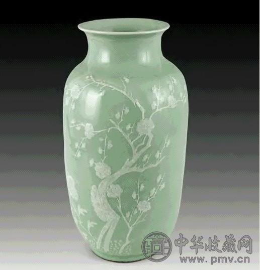 清乾隆 豆青釉梅花灯笼瓶