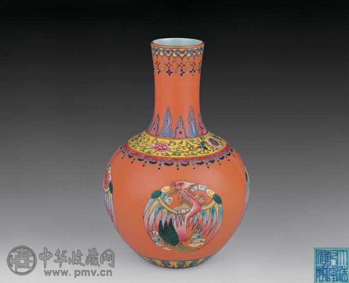 清嘉庆 珊瑚红底粉彩团凤小天球瓶