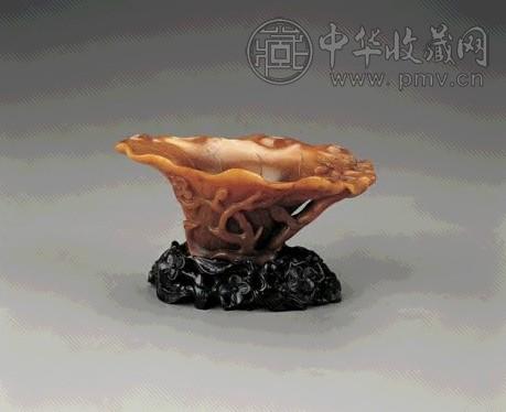 清 犀角雕玉兰花卉图杯