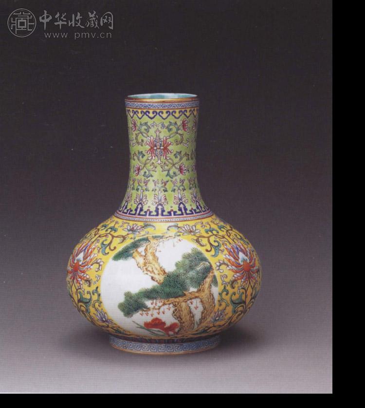 民国 黄地粉彩开光松竹图直颈瓶