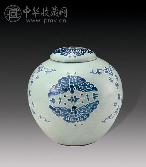 清乾隆 豆青釉青花花蝶罐