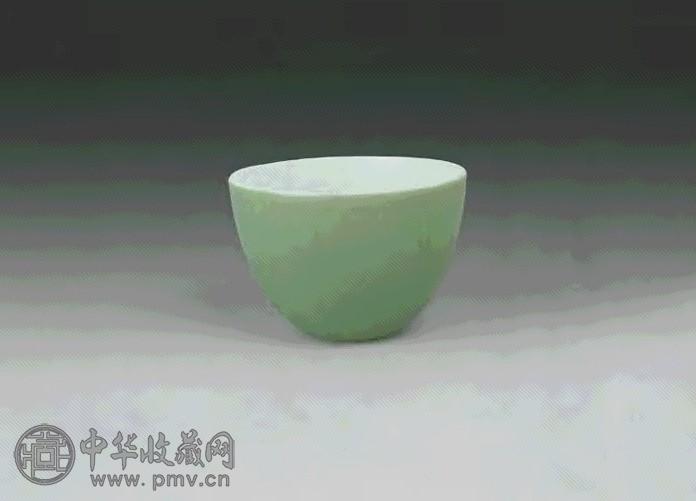 清 浅绿釉小杯