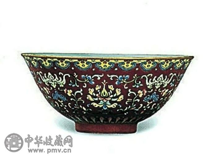 清嘉庆 胭脂红地粉彩番莲纹盌