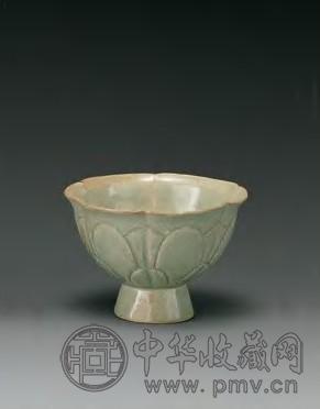 五代 越窑青瓷花口杯