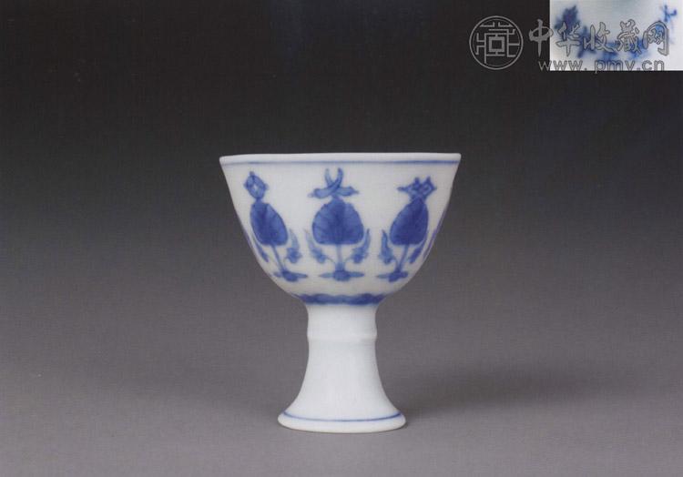 清雍正 青花莲托八宝纹小高足杯
