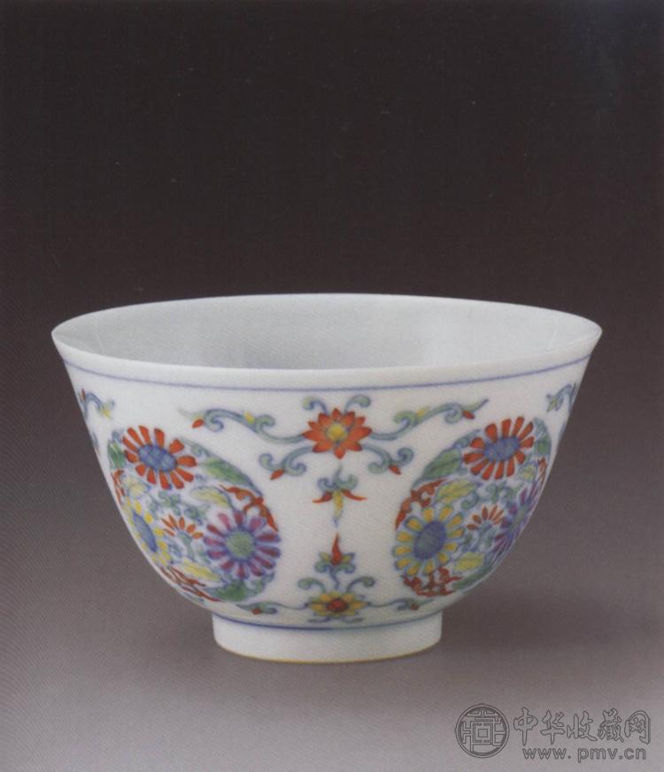清雍正 斗彩团花小杯