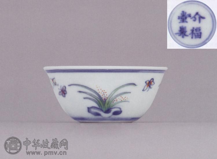 清康熙 斗彩花蝶图卧足杯