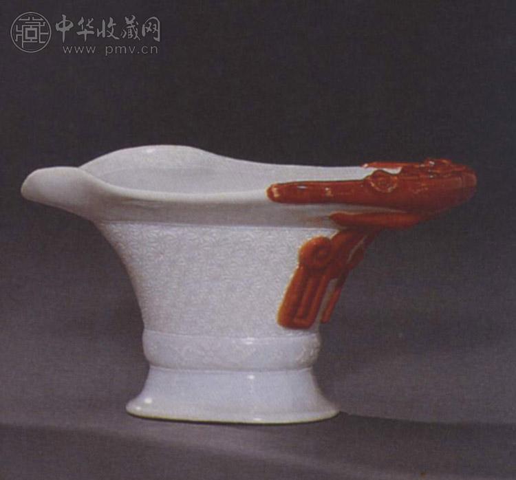 清乾隆 白瓷加梵红釉蟠螭耳杯