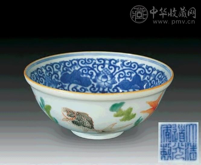 清道光 粉彩金鱼纹内青花荷莲纹碗