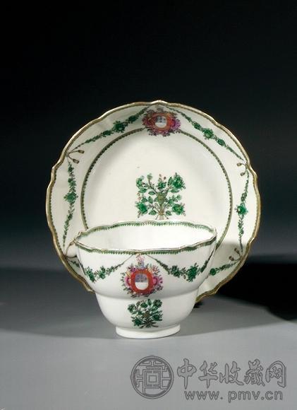 清乾隆 粉彩族章纹杯与碟