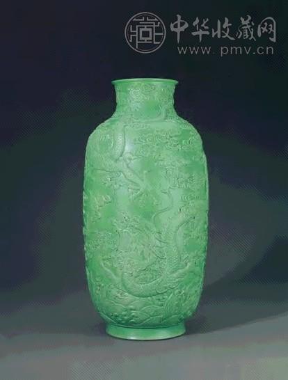 清乾隆 苹果绿釉凸雕海水云龙灯笼瓶