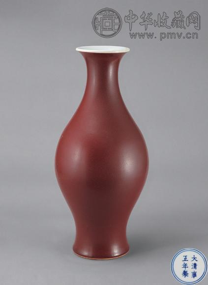 清雍正 霁红釉橄榄瓶