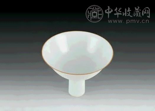 清康熙 白釉暗花八宝纹高足杯