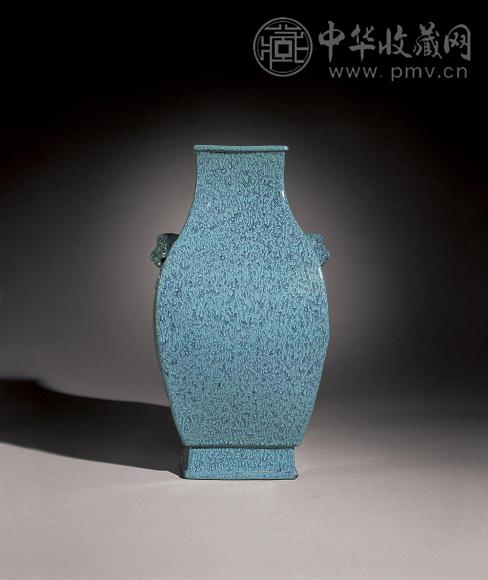 清十八世纪 炉钧釉铺兽首方壶