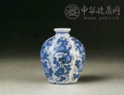 清雍正 青花瓜藤纹瓜棱罐