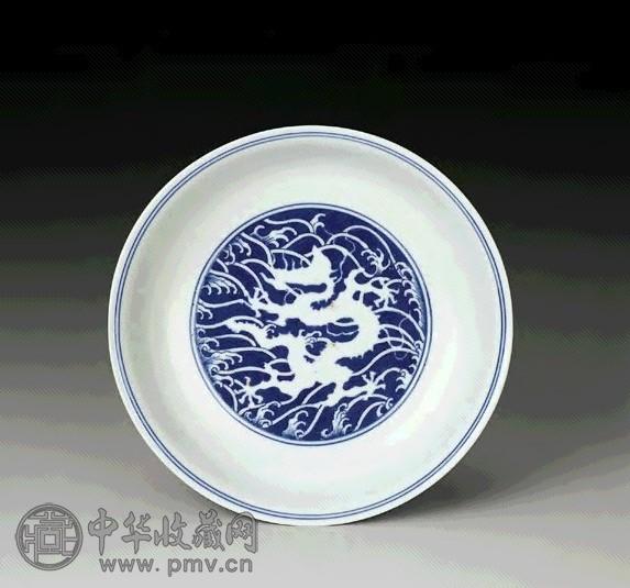 清乾隆 青花海水九龙纹盘