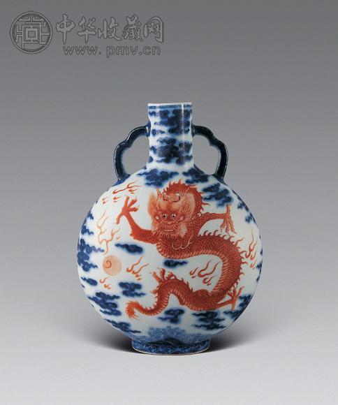 清乾隆 青花矾红龙纹小扁瓶