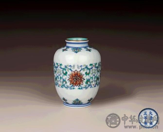 清雍正 斗彩缠枝莲纹灯笼瓶