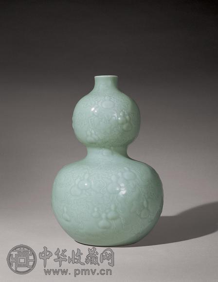 清乾隆 粉青釉浮雕“子孙万代”图葫芦瓶