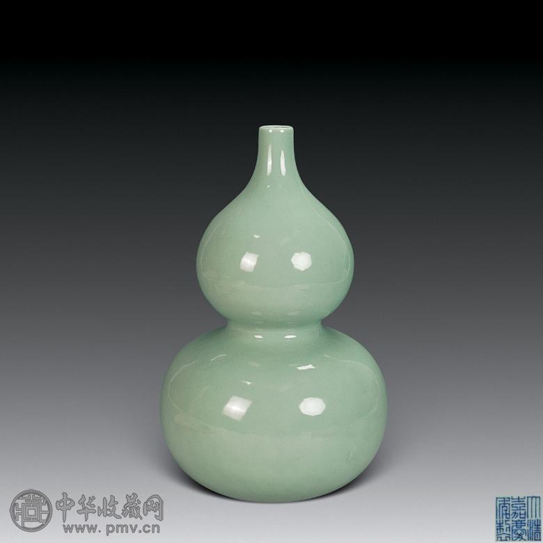 清嘉庆 豆青单色釉葫芦瓶