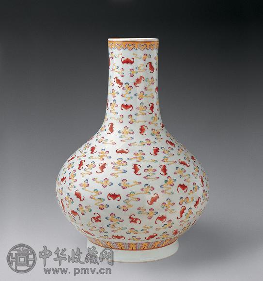 清 粉彩云蝠纹荸荠瓶