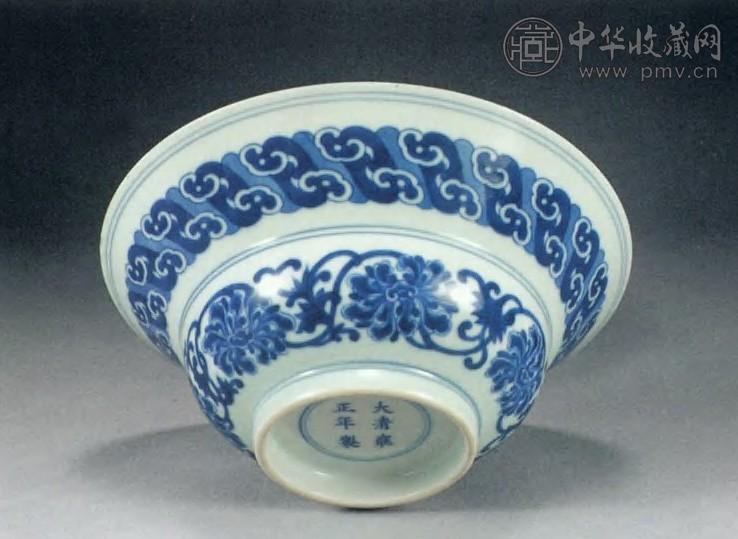 清雍正 青花缠枝花卉折腰碗