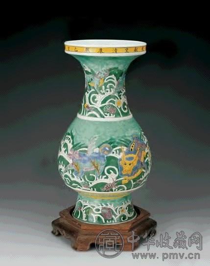 清 素三彩海兽纹盘口瓶