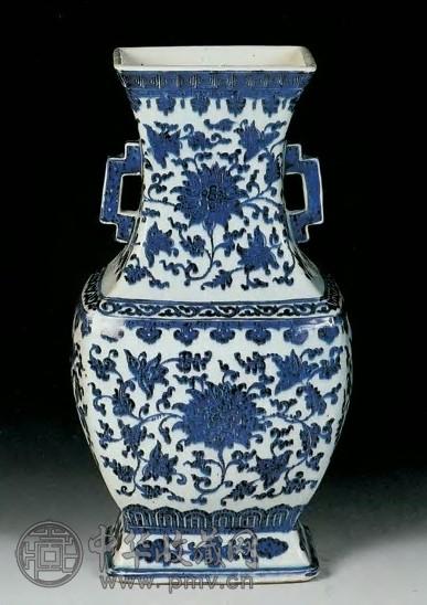 清乾隆 青花缠枝莲双耳折方瓶