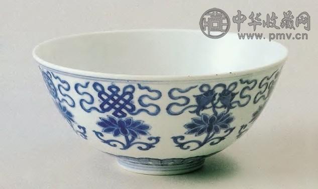 清乾隆 青花暗八宝纹碗