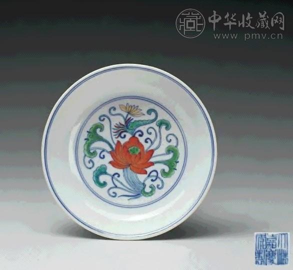 清嘉庆 斗彩莲纹盘