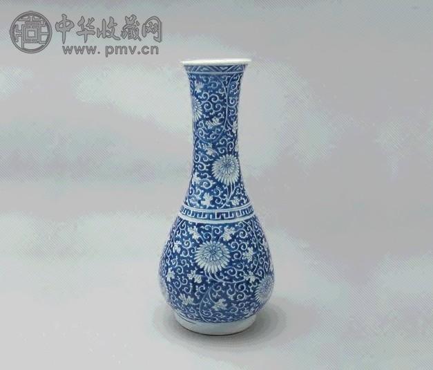 清初 青花缠枝菊纹胆瓶