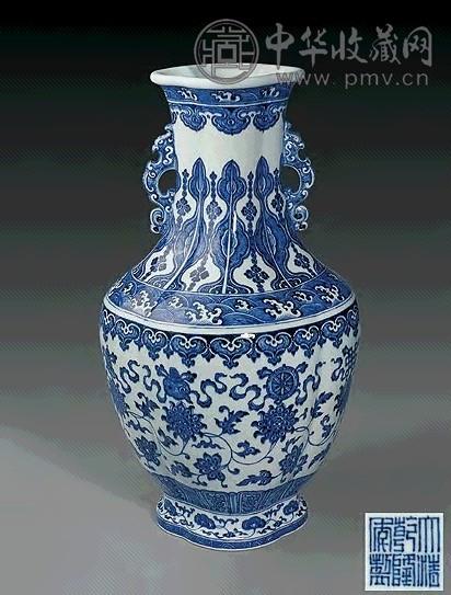 清乾隆 青花莲托八吉祥纹海棠形双耳瓶